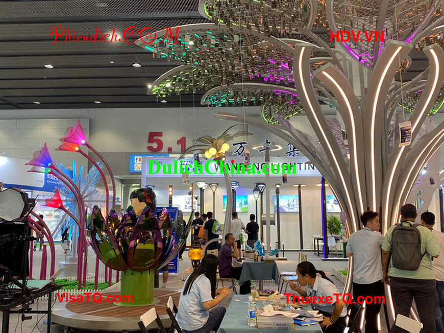 Dịch vụ cho thuê phiên dịch viên tại Sơn Đông tháp tùng khách hàng đi hội chợ và thăm nhà máy.